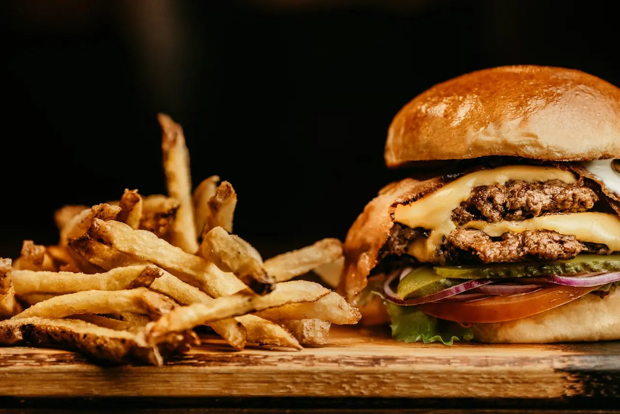Saftiger Burger mit knusprigen Pommes bei Oria Grill Hamm