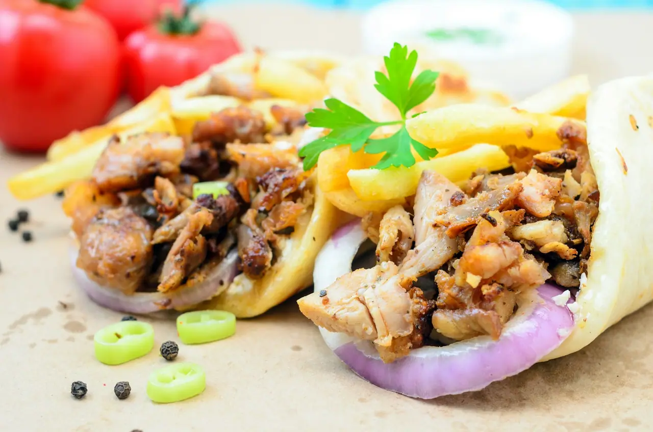 Frisch geschnittenes Shawarma im Fladenbrot bei Oria Grill Hamm